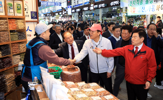 상인들 만나는 오세훈 시장과 이필형 구청장