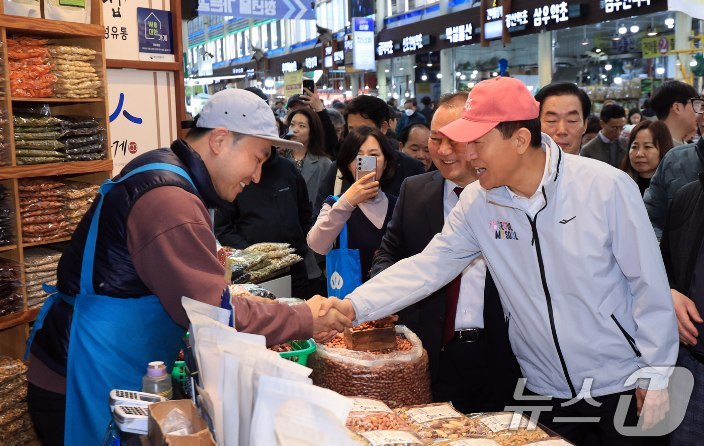 (서울=뉴스1) 이호윤 기자 = 오세훈 서울시장이 23일 서울 동대문구 경동시장에서 청량리 전통시장 혁신사업 현장방문을 하고 있다. 2026.3.23/뉴스1