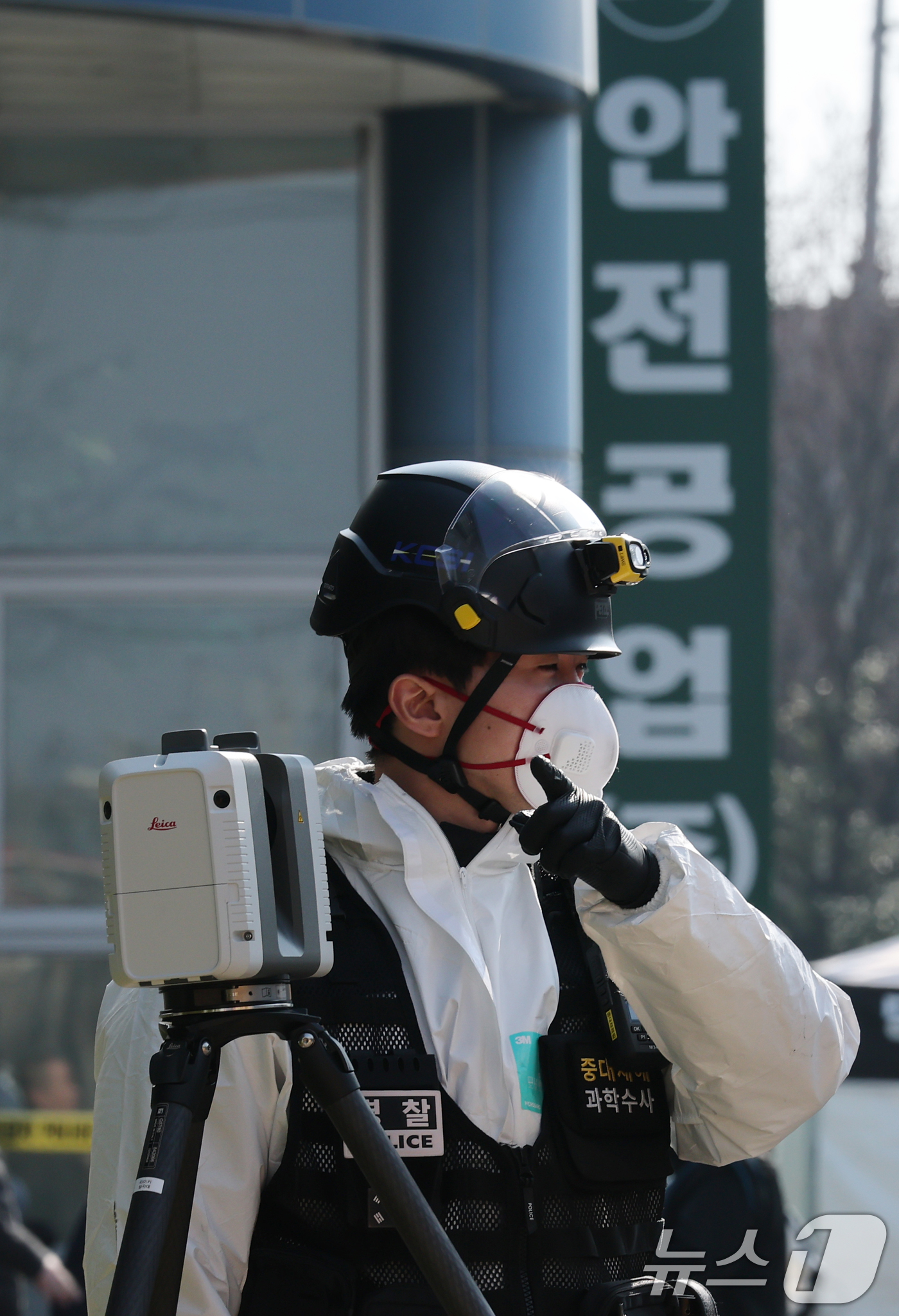 (대전=뉴스1) 김기태 기자 = 74명의 인명피해가 발생한 대전 안전공업 화재와 관련해 23일 경찰과 소방, 고용노동부와 국립과학수사원 등 관계 기관이 합동 감식을 하고 있다. 2 …