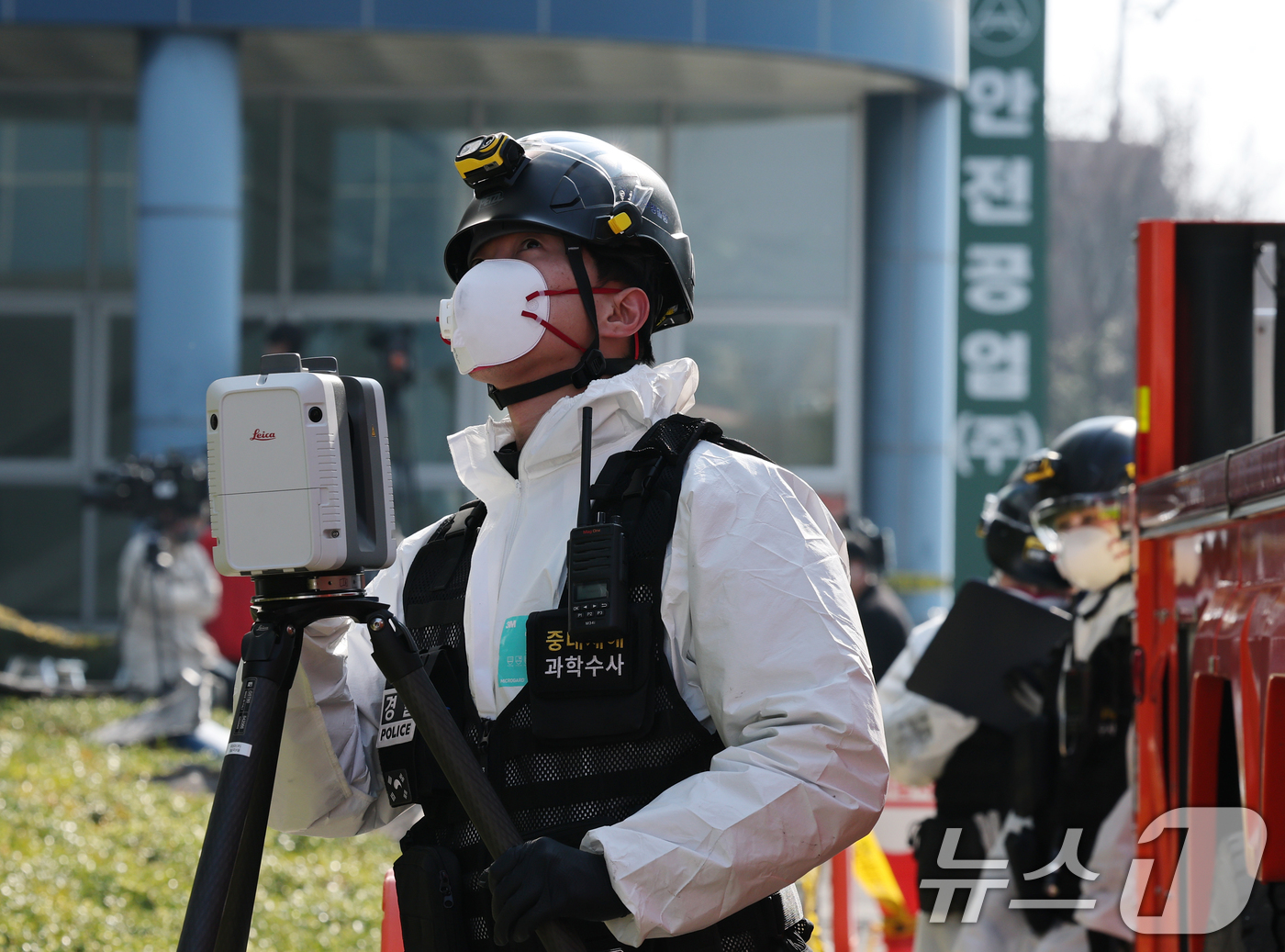 (대전=뉴스1) 김기태 기자 = 74명의 인명피해가 발생한 대전 안전공업 화재와 관련해 23일 경찰과 소방, 고용노동부와 국립과학수사원 등 관계 기관이 합동 감식을 하고 있다. 2 …