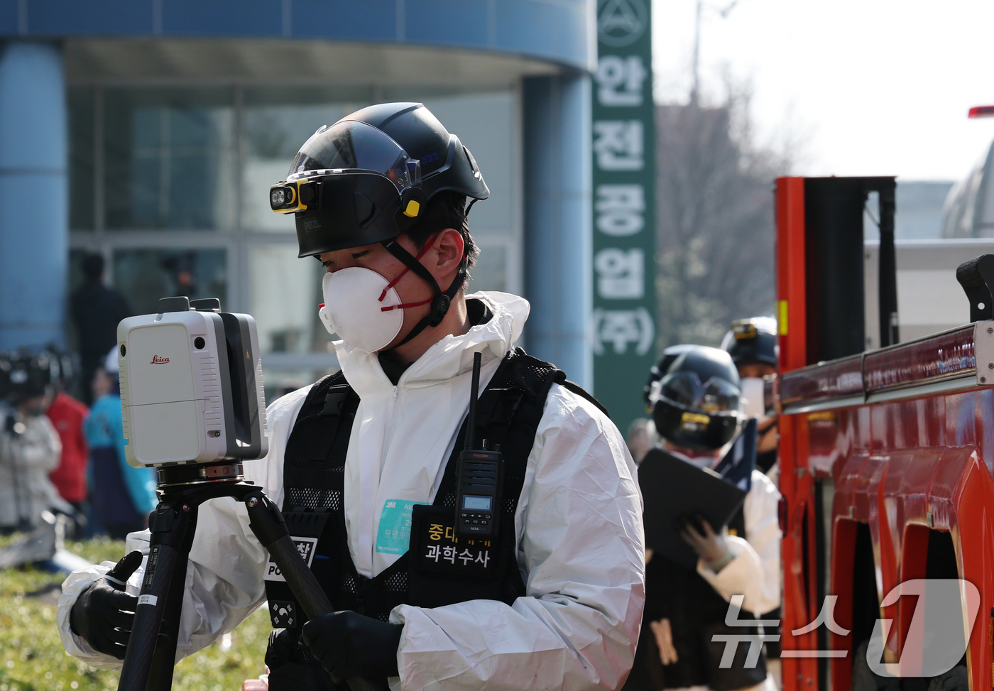 (대전=뉴스1) 김기태 기자 = 74명의 인명피해가 발생한 대전 안전공업 화재와 관련해 23일 경찰과 소방, 고용노동부와 국립과학수사원 등 관계 기관이 합동 감식을 하고 있다. 2 …