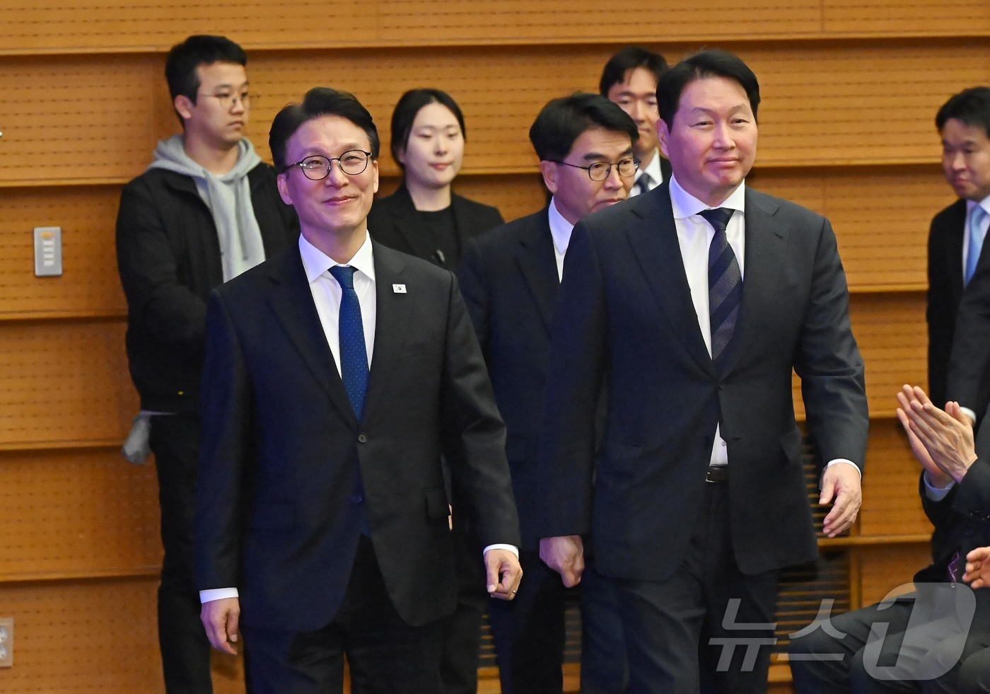 (서울=뉴스1) 박정호 기자 = 김민석 국무총리와 최태원 대한상의 회장이 23일 서울 중구 대한상공회의소에서 열린 '대한상의와 함께하는 K국정설명회'에 참석하고 있다. (공동취재) …