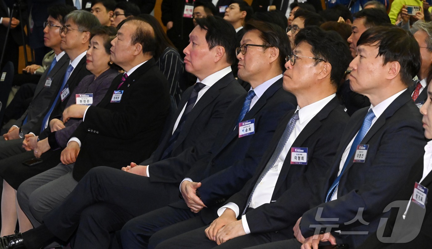 (서울=뉴스1) 박정호 기자 = 최태원 대한상의 회장을 비롯한 기업인들이 23일 서울 중구 대한상공회의소에서 열린 '대한상의와 함께하는 K국정설명회'에서 김민석 국무총리의 특별 강 …