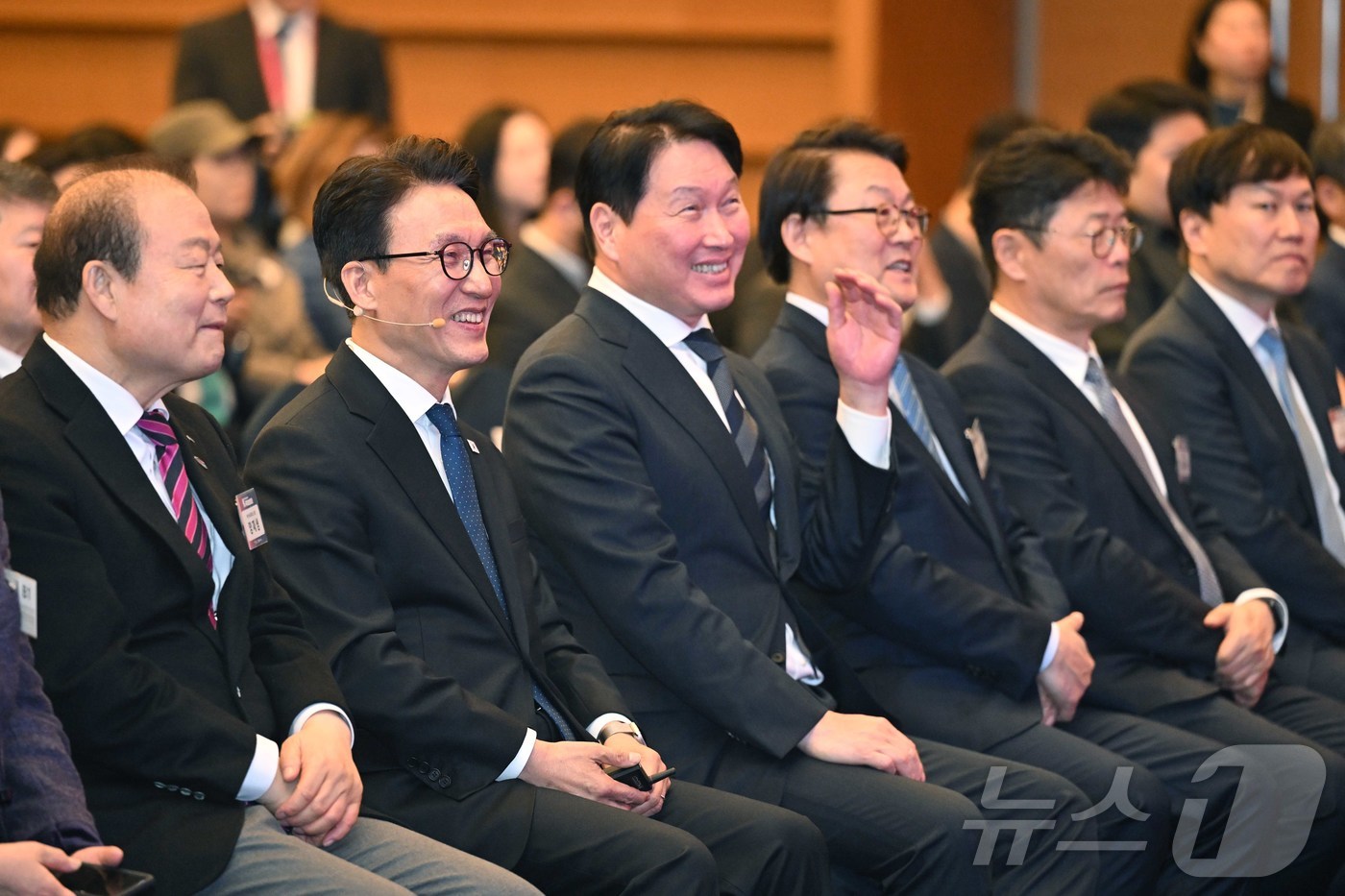 (서울=뉴스1) 박정호 기자 = 김민석 국무총리와 최태원 대한상공회의소 회장을 비롯한 참석자들이 23일 오후 서울 중구 대한상공회의소에서 열린 K-국정설명회에 참석해 미소를 짓고 …