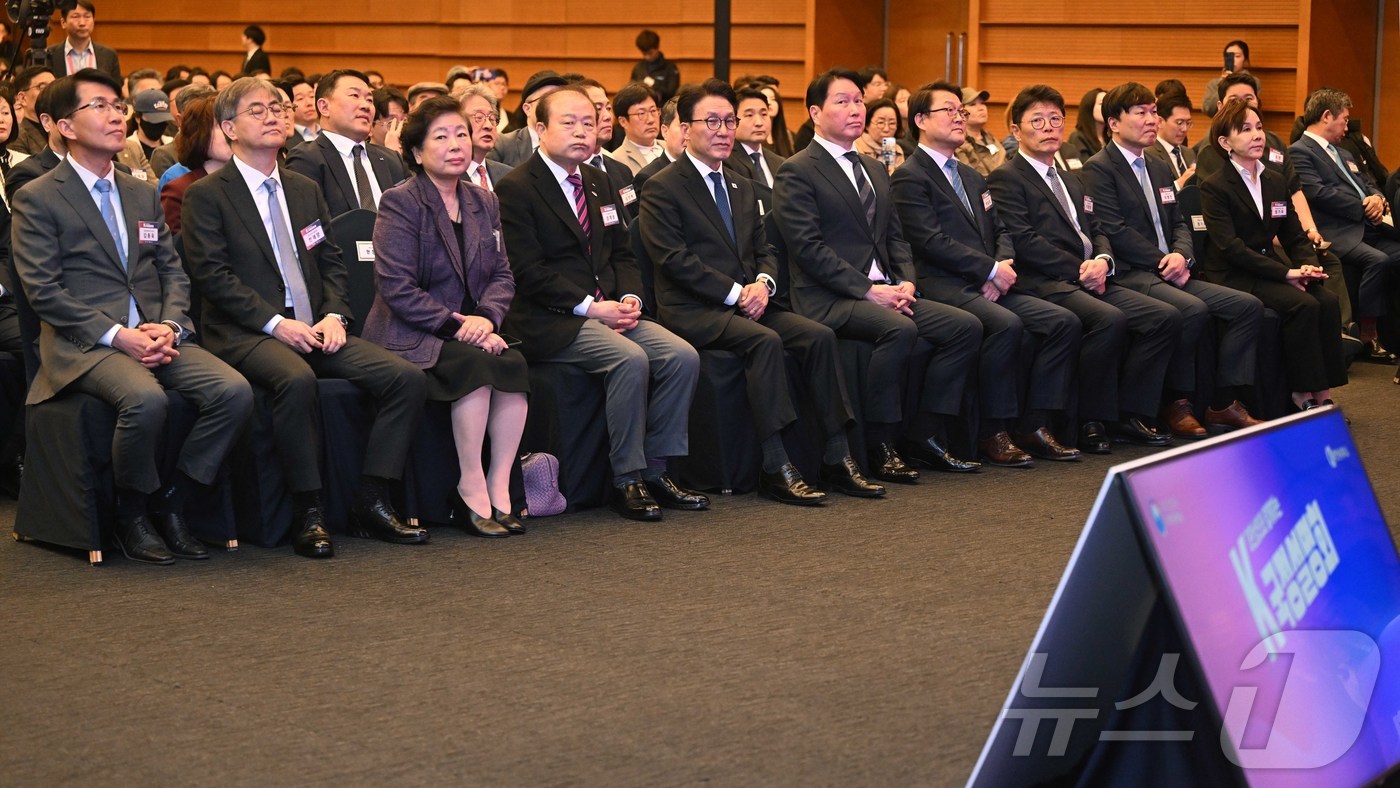 (서울=뉴스1) 박정호 기자 = 김민석 국무총리와 최태원 대한상공회의소 회장을 비롯한 참석자들이 23일 오후 서울 중구 대한상공회의소에서 열린 K-국정설명회에 참석해 있다. 왼쪽부 …