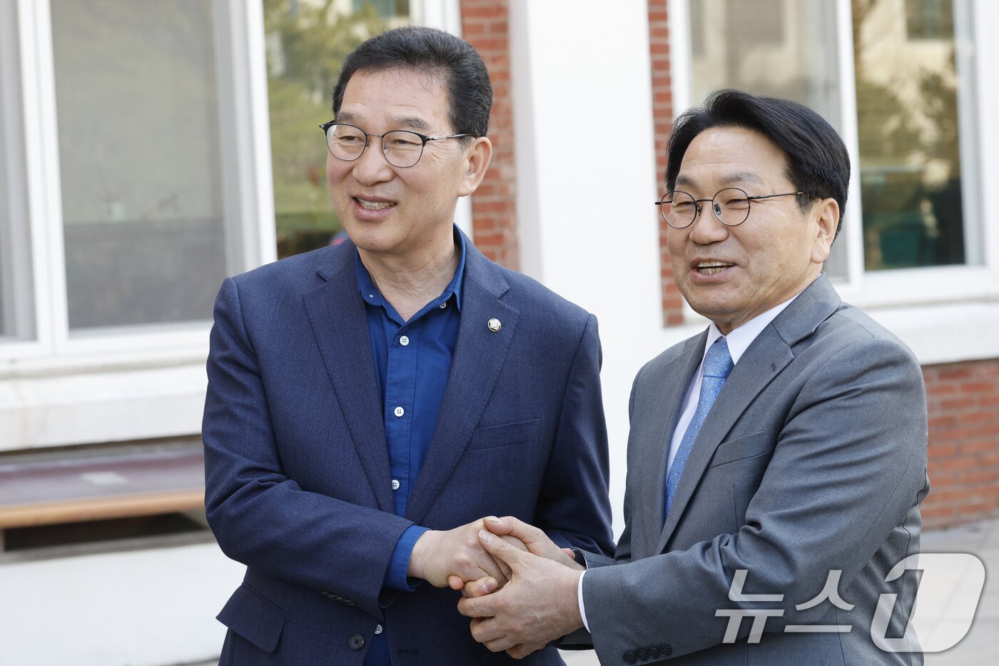 본문 이미지 - 강기정, 신정훈 더불어민주당 전남광주통합특별시장 후보가 23일 천주교 광주대교구를 방문한 후 기자들과 만나 질의응답을 하고 있다. 2026.3.23 ⓒ 뉴스1 김태성 기자