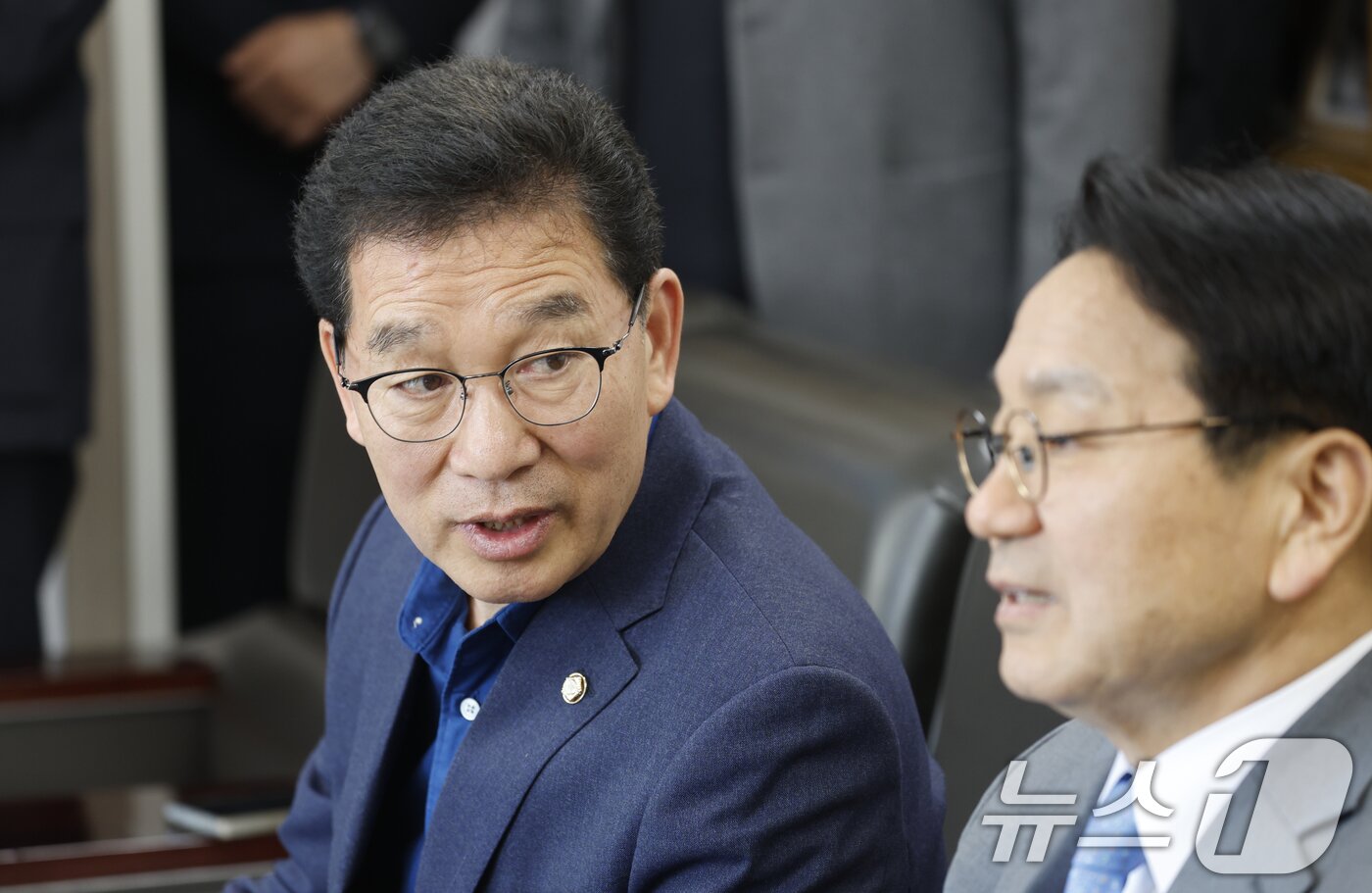 본문 이미지 - 강기정, 신정훈 더불어민주당 전남광주통합특별시장 후보가 23일 천주교 광주대교구를 방문해 대화를 나누고 있다. 2026.3.23 ⓒ 뉴스1 김태성 기자