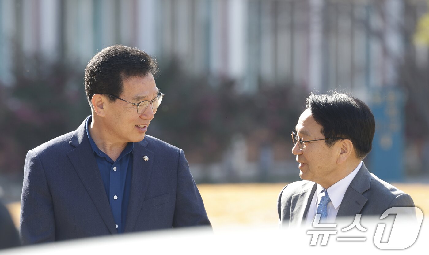 본문 이미지 - 강기정, 신정훈 더불어민주당 전남광주통합특별시장 후보가 23일 천주교 광주대교구를 방문한 후 대화를 나누고 있다. 2026.3.23 ⓒ 뉴스1 김태성 기자