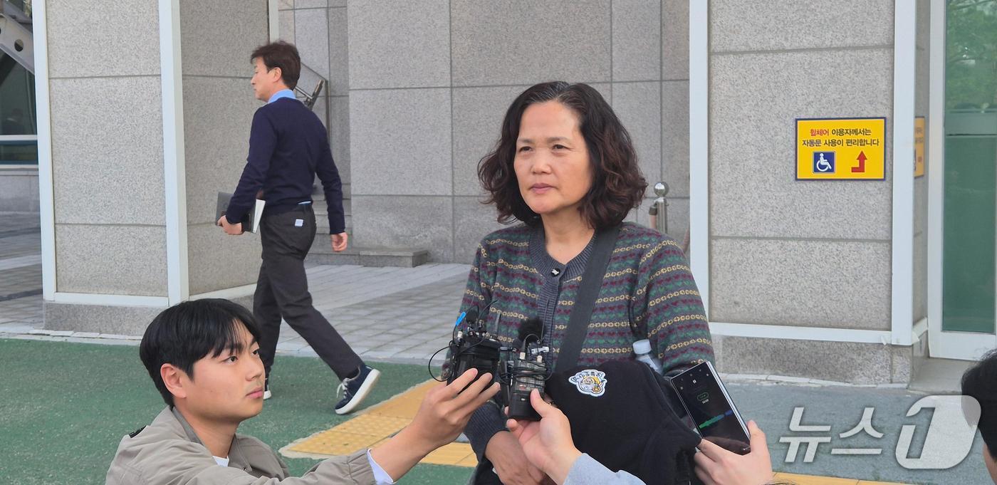 본문 이미지 - 태안화력발전소에서 숨진 비정규직 노동자 고 김용균씨의 어머니 김미숙 김용균재단이사장이 기자들의 질문에 답하고 있다. (박종명 기자) / 뉴스1