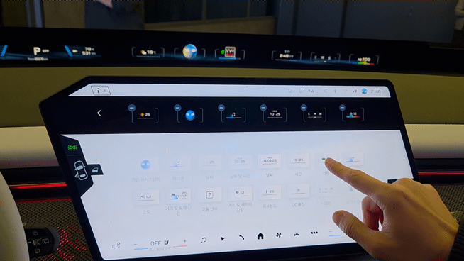 본문 이미지 - 더 뉴 BMW iX3 실내 디스플레이를 통해 파노라믹 iDrive에 보일 차량 정보를 설정하고 있다. 