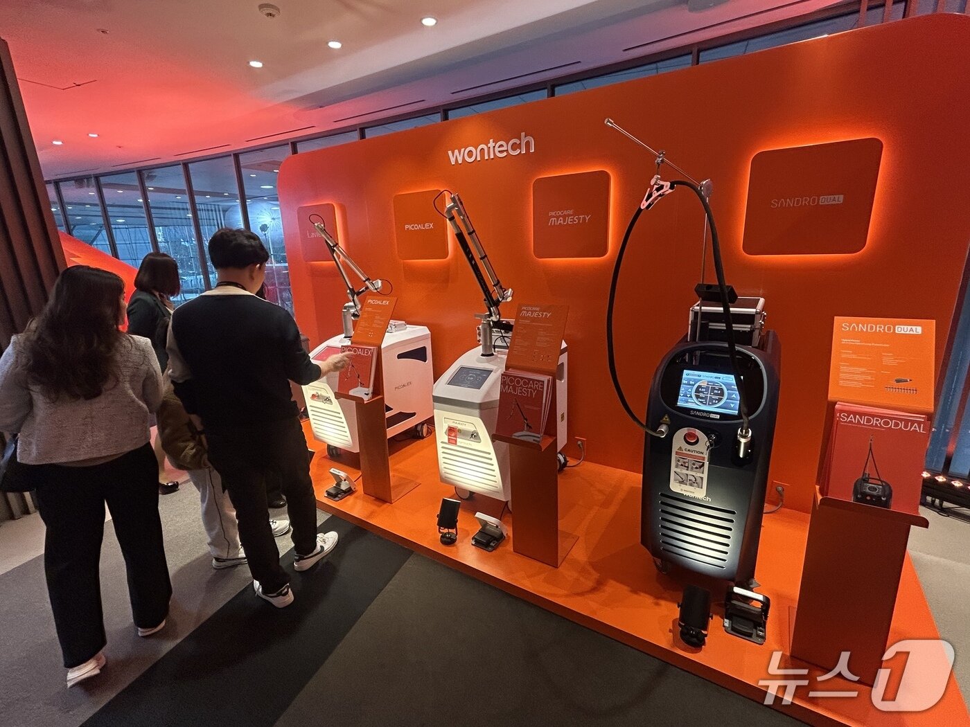 본문 이미지 - 21일 서울 강남구 코엑스에서 열린 원텍의 브랜드 행사 '웨이브 글로벌'에 원텍의 제품들이 비치돼 있다. 2026.3.21 ⓒ 뉴스1 문대현 기자  