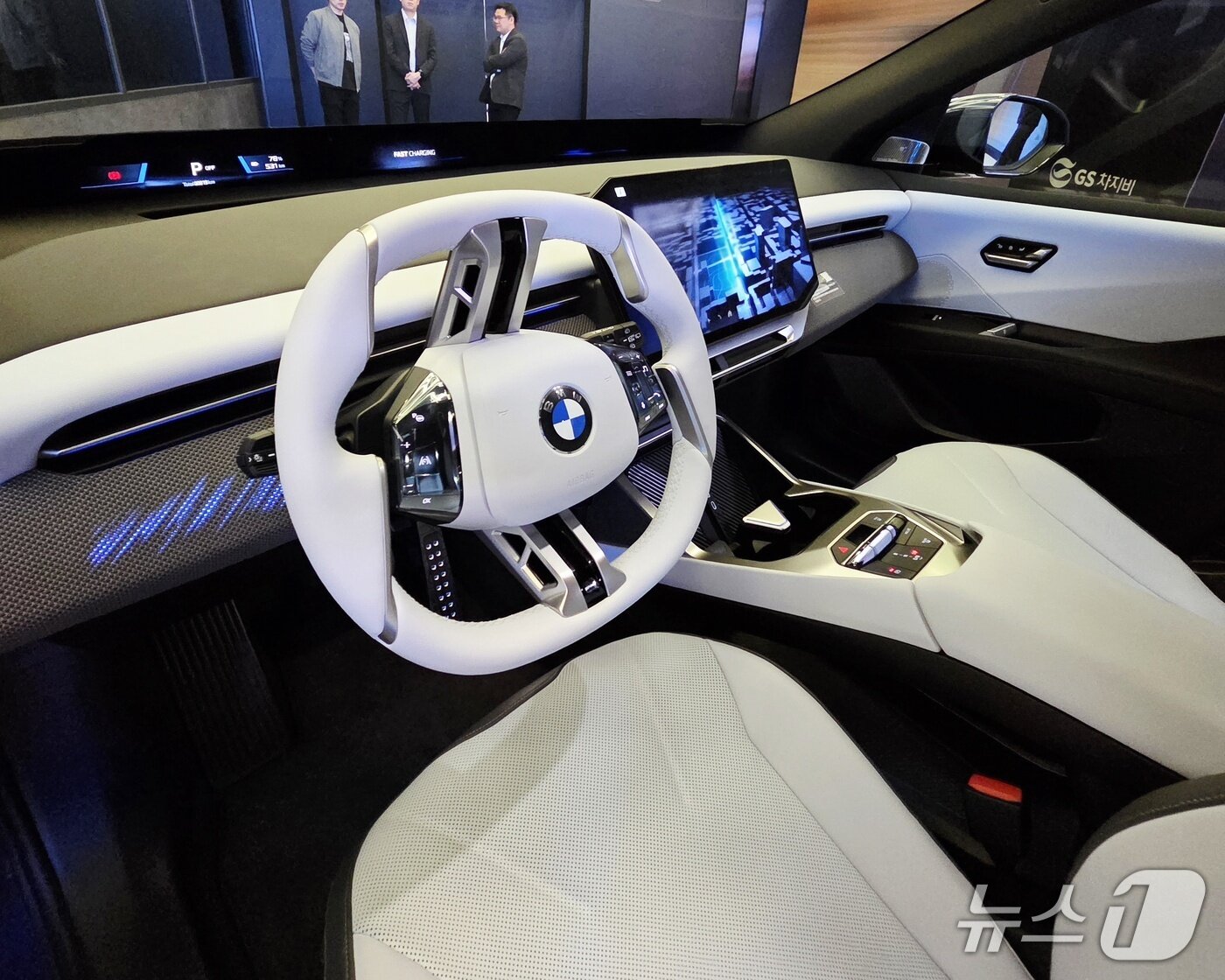 본문 이미지 - 더 뉴 BMW iX3 1열