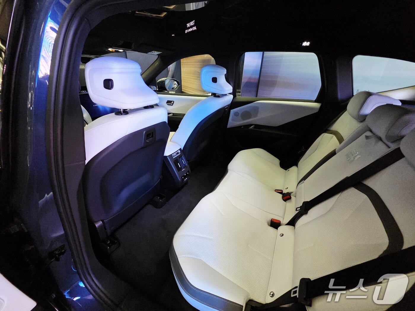 본문 이미지 - 더 뉴 BMW iX3 2열