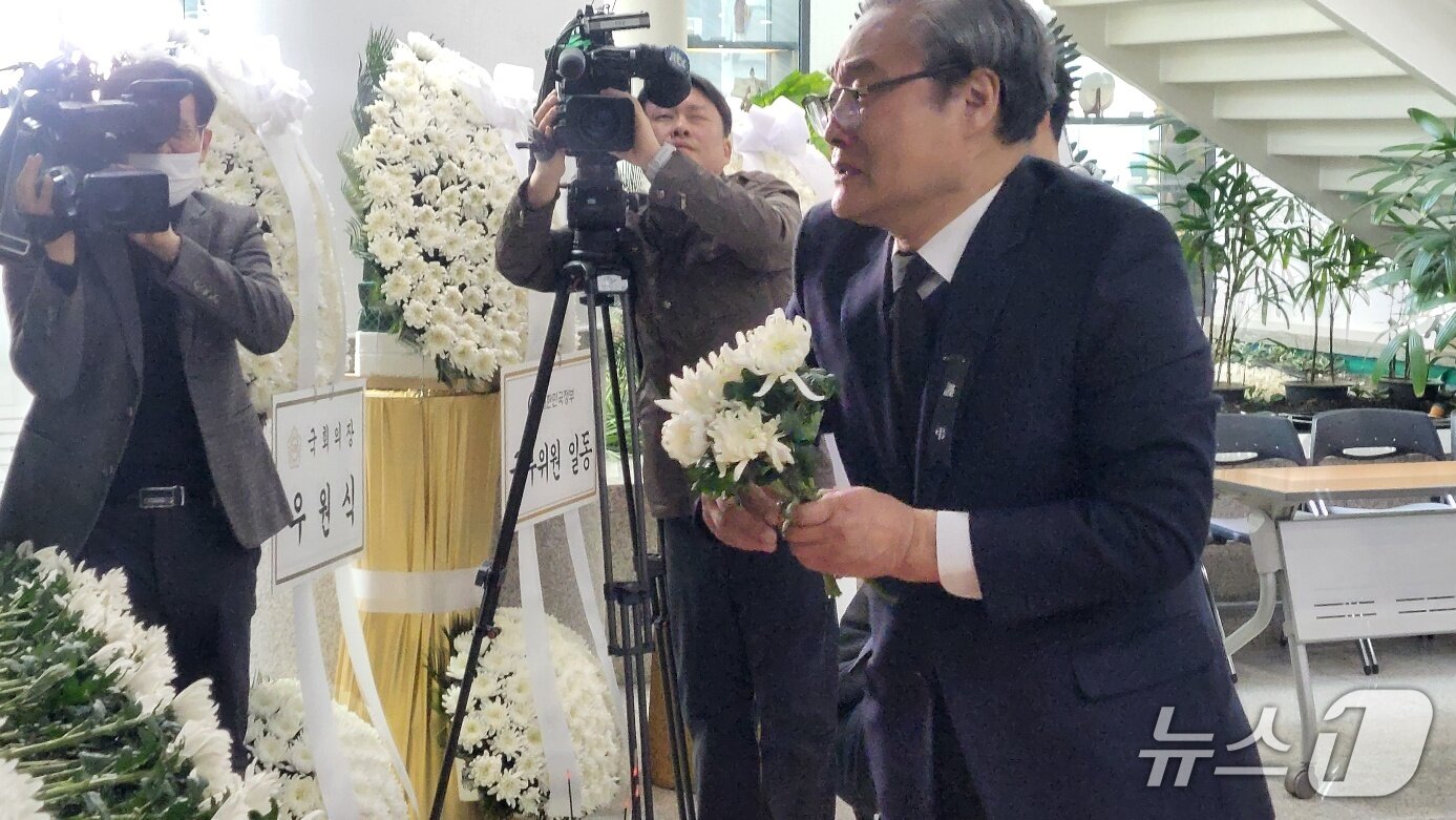 본문 이미지 - 안전공업(주) 손주환 대표가 23일에도 합동분향소를 찾아 조문하며 눈물을 흘리고 있다. (박종명 기자) / 뉴스1