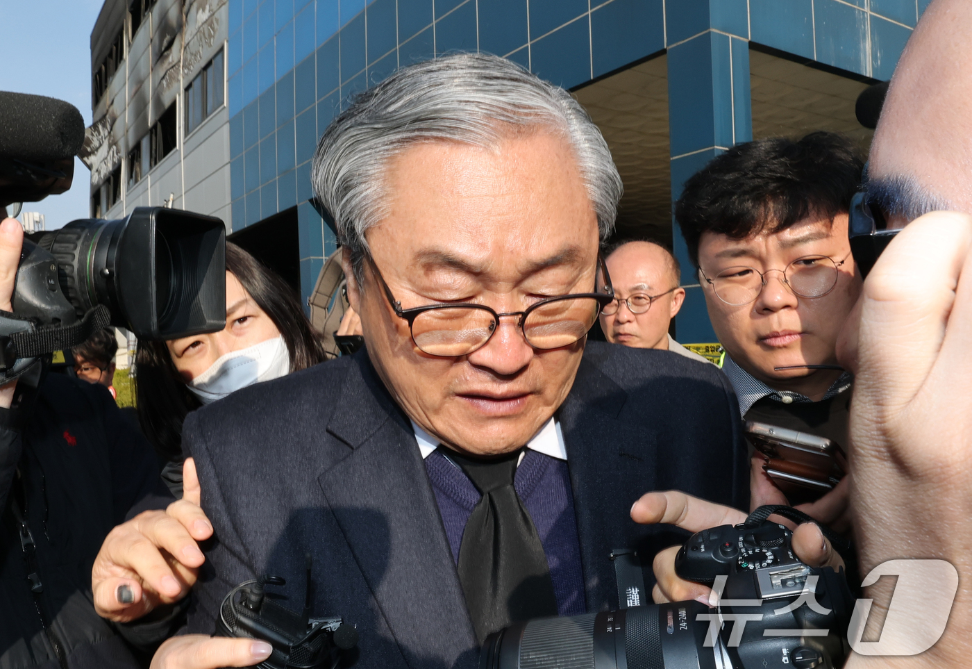 (대전=뉴스1) 김기태 기자 = 손주환 안전공업 대표가 23일 경찰·대전노동청 관계자들이 화재로 74명의 인명피해가 발생한 대전 대덕구 안전공업에 대해 압수수색을 진행하는 안전공업 …