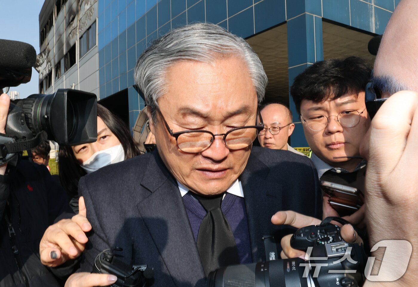 본문 이미지 - 손주환 안전공업 대표가 23일 경찰·대전노동청 관계자들이 화재로 74명의 인명피해가 발생한 대전 대덕구 안전공업에 대해 압수수색을 진행하는 안전공업 사무실을 나서고 있다. 2026.3.23 ⓒ 뉴스1 김기태 기자