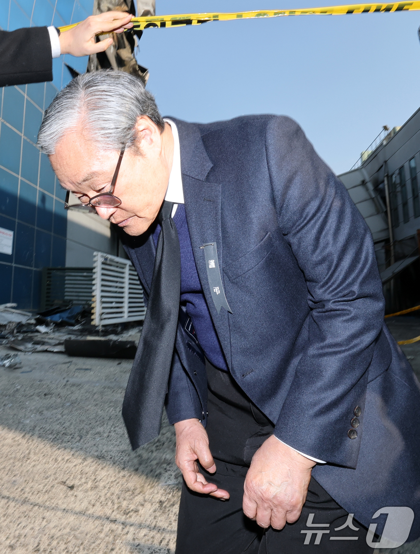 (대전=뉴스1) 김기태 기자 = 손주환 안전공업 대표가 23일 경찰·대전노동청 관계자들이 화재로 74명의 인명피해가 발생한 대전 대덕구 안전공업에 대해 압수수색을 진행하는 안전공업 …