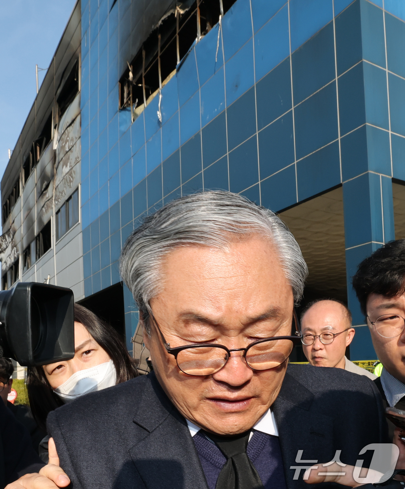 (대전=뉴스1) 김기태 기자 = 손주환 안전공업 대표가 23일 경찰·대전노동청 관계자들이 화재로 74명의 인명피해가 발생한 대전 대덕구 안전공업에 대해 압수수색을 진행하는 안전공업 …