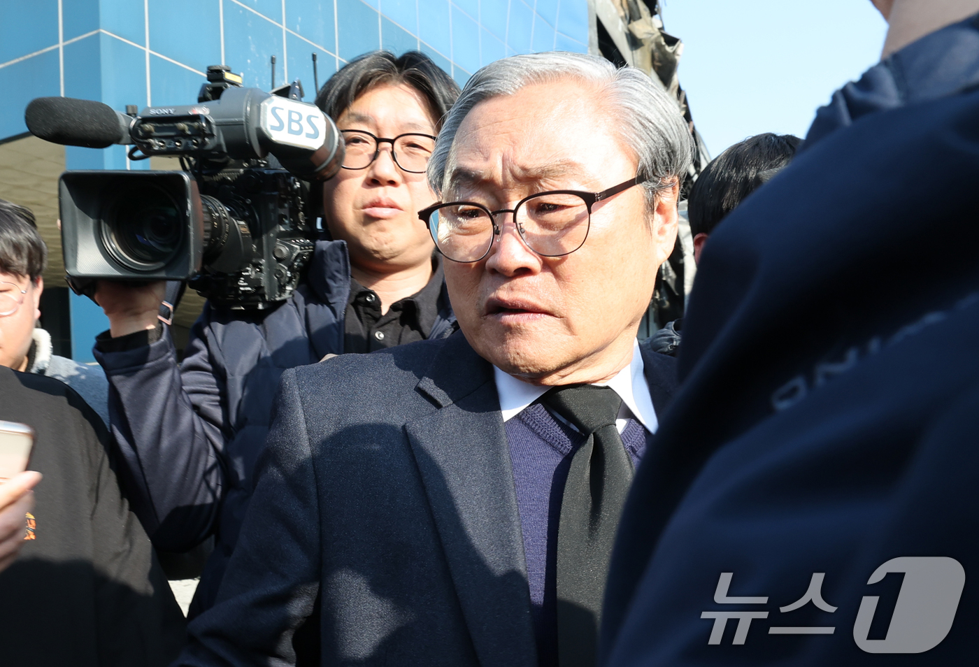 (대전=뉴스1) 김기태 기자 = 손주환 안전공업 대표가 23일 경찰·대전노동청 관계자들이 화재로 74명의 인명피해가 발생한 대전 대덕구 안전공업에 대해 압수수색을 진행하는 안전공업 …