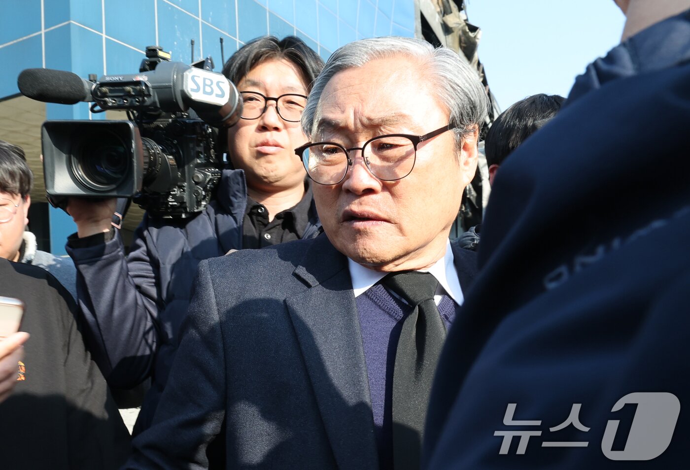 본문 이미지 - 손주환 안전공업 대표가 23일 경찰·대전노동청 관계자들이 화재로 74명의 인명피해가 발생한 대전 대덕구 안전공업에 대해 압수수색을 진행하는 안전공업 사무실을 나서고 있다. 2026.3.23 ⓒ 뉴스1 김기태 기자