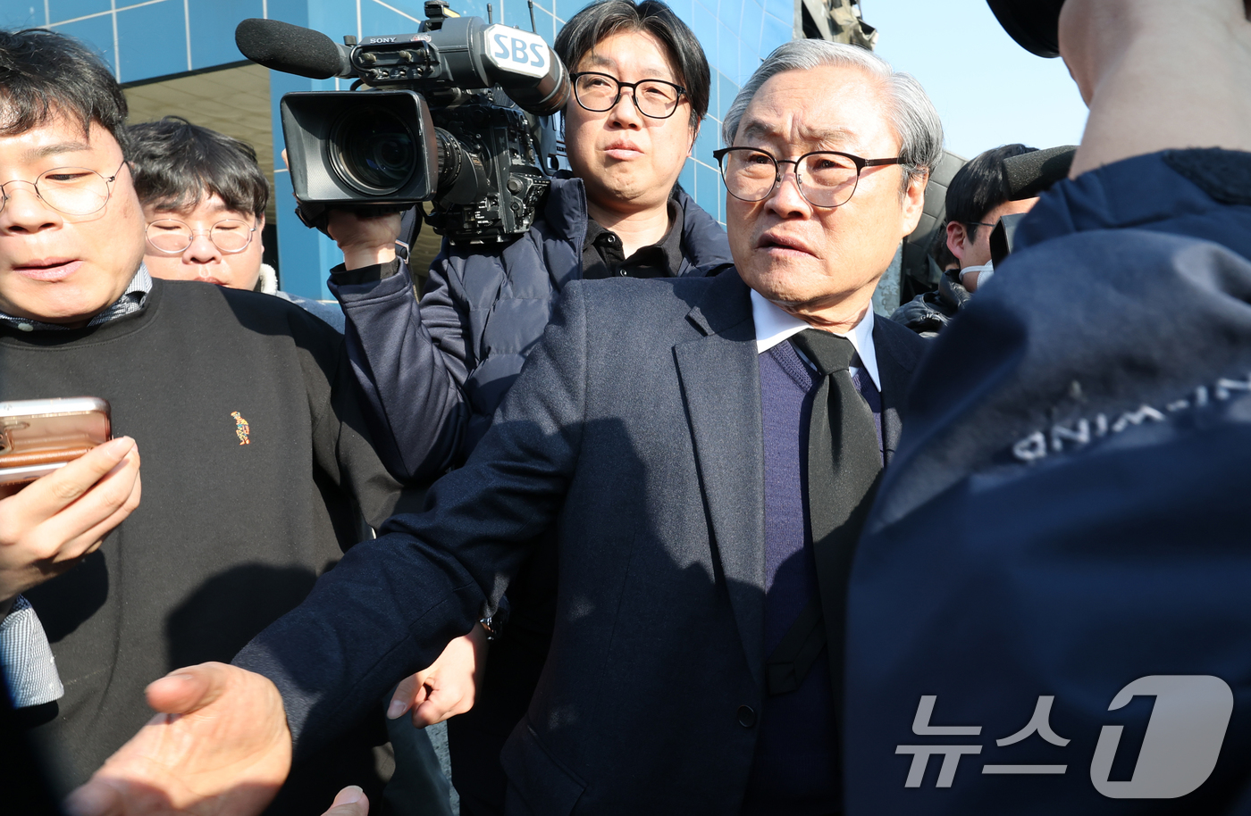 (대전=뉴스1) 김기태 기자 = 손주환 안전공업 대표가 23일 경찰·대전노동청 관계자들이 화재로 74명의 인명피해가 발생한 대전 대덕구 안전공업에 대해 압수수색을 진행하는 안전공업 …