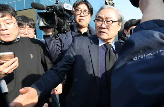 취재진에 둘러 쌓인 손주환 대표