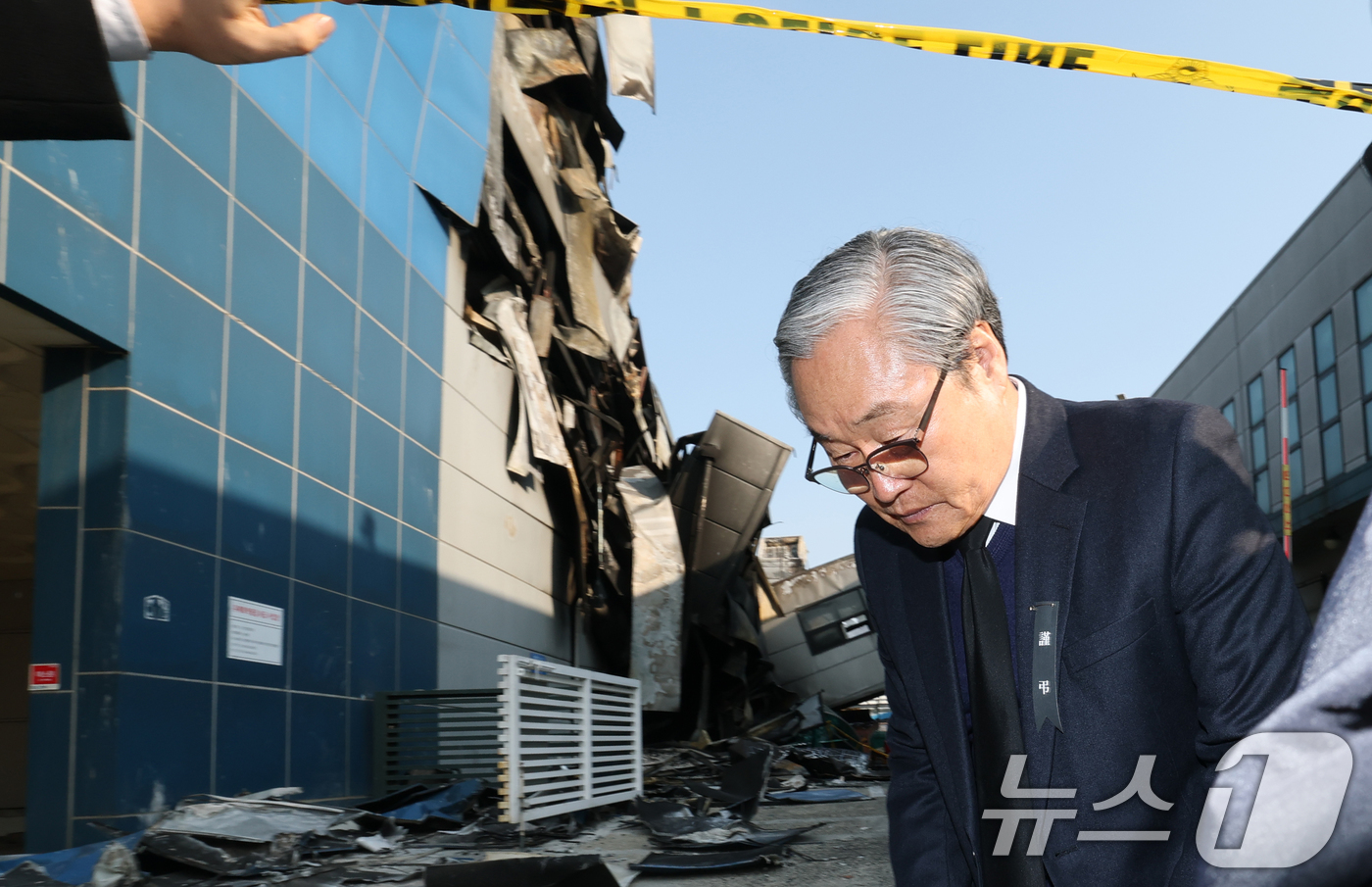 (대전=뉴스1) 김기태 기자 = 손주환 안전공업 대표가 23일 경찰·대전노동청 관계자들이 화재로 74명의 인명피해가 발생한 대전 대덕구 안전공업에 대해 압수수색을 진행하는 안전공업 …