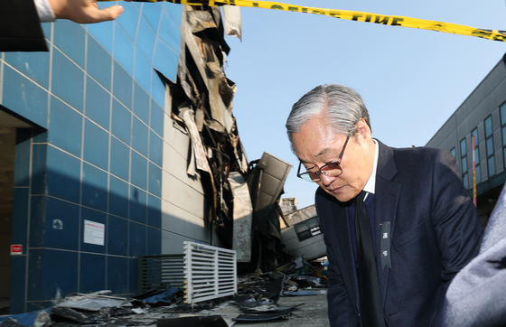 무너진 건물 앞으로 지나는 손주환 안전공업 대표