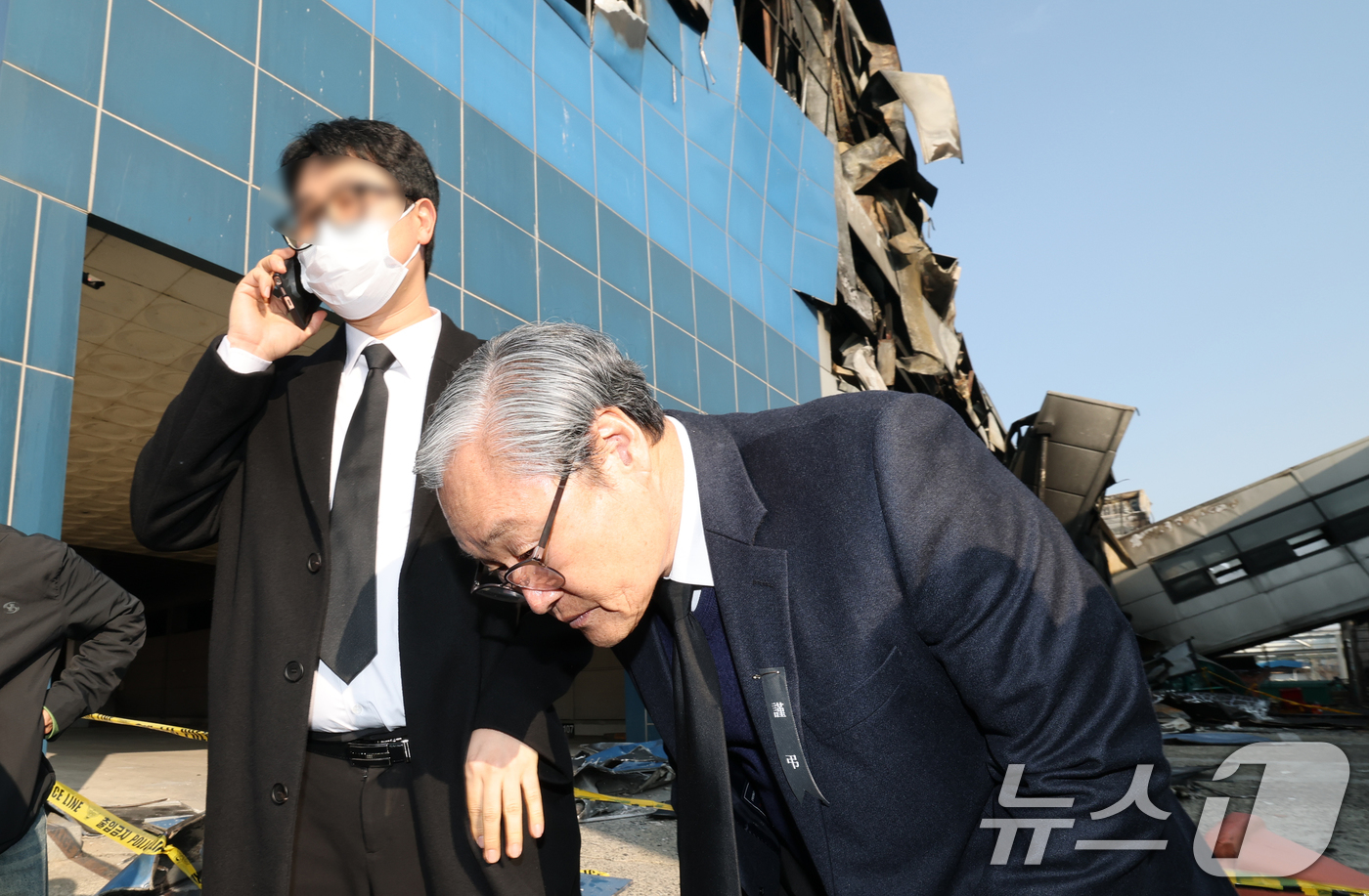 (대전=뉴스1) 김기태 기자 = 손주환 안전공업 대표가 23일 경찰·대전노동청 관계자들이 화재로 74명의 인명피해가 발생한 대전 대덕구 안전공업에 대해 압수수색을 진행하는 안전공업 …