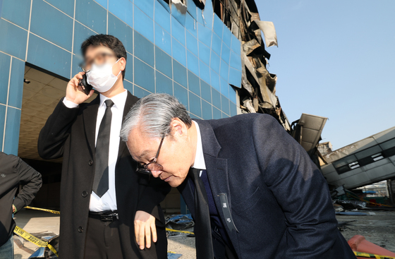 무너진 안전공업 건물 앞으로 나서는 손주환 대표