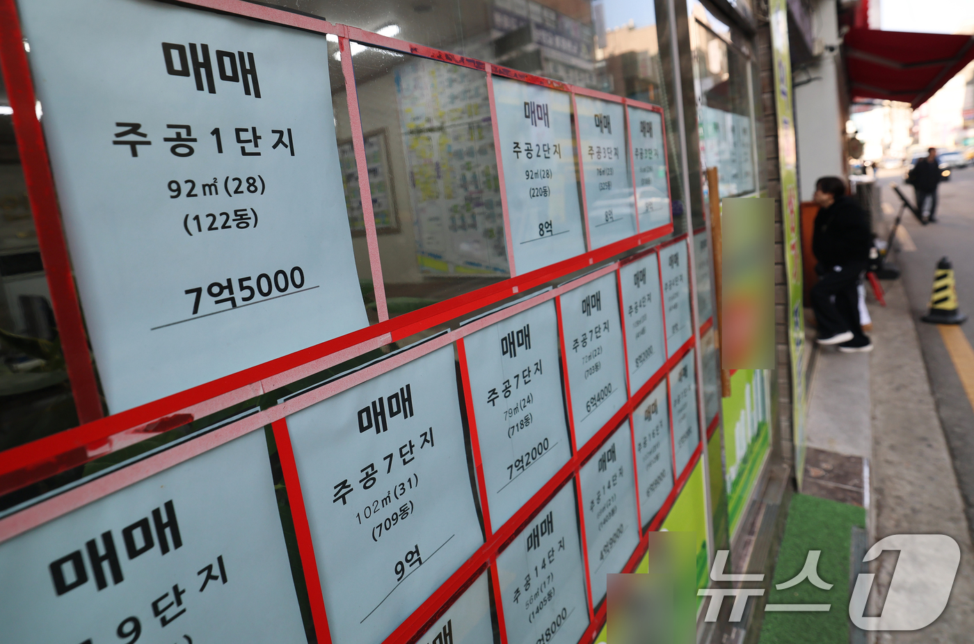 (서울=뉴스1) 오대일 기자 = 23일 서울 노원구 한 부동산에 전월세 임대 매물 대신 매매 매물 정보만 가득하다.서울 아파트 전세가격이 상승세를 보이는 가운데 대단지 아파트에서도 …