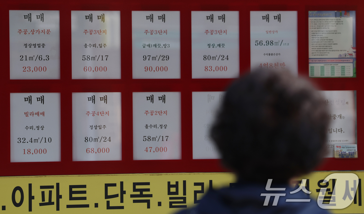 (서울=뉴스1) 오대일 기자 = 23일 서울 노원구 한 부동산에 전월세 임대 매물 대신 매매 매물 정보만 가득하다.서울 아파트 전세가격이 상승세를 보이는 가운데 대단지 아파트에서도 …