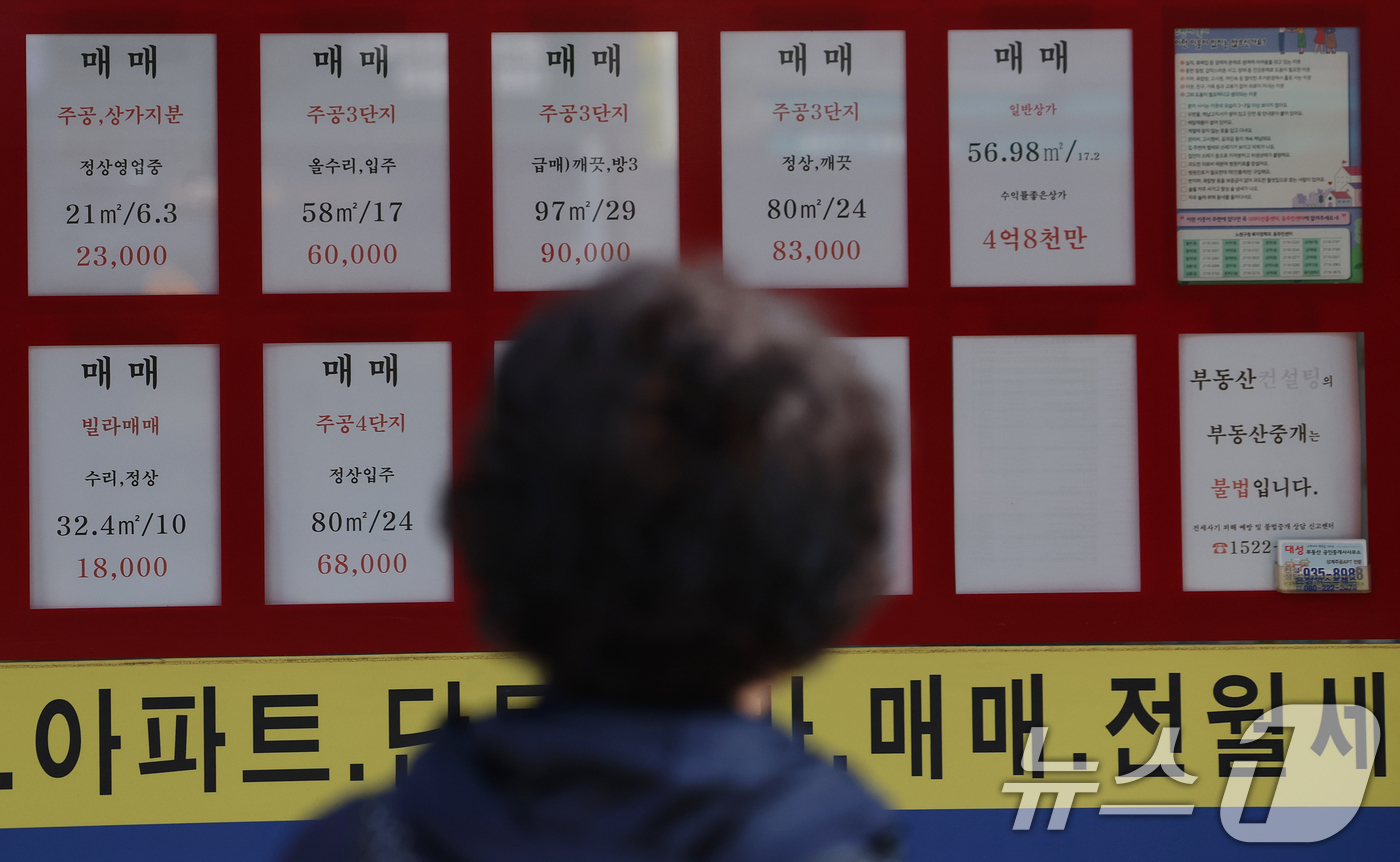 (서울=뉴스1) 오대일 기자 = 23일 서울 노원구 한 부동산에 전월세 임대 매물 대신 매매 매물 정보만 가득하다.서울 아파트 전세가격이 상승세를 보이는 가운데 대단지 아파트에서도 …