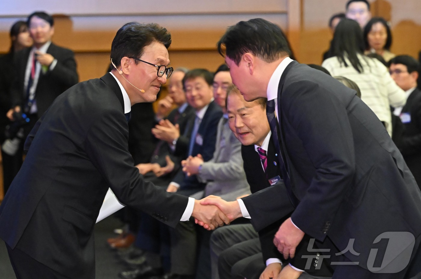 (서울=뉴스1) 박정호 기자 = 김민석 국무총리가 23일 서울 중구 대한상공회의소에서 열린 '대한상의와 함께하는 K국정설명회'에서 특별강연 후 최태원 대한상의 회장과 악수하고 있다 …