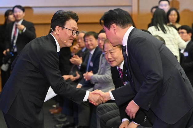 인사하는 김민석 국무총리와 최태원 회장