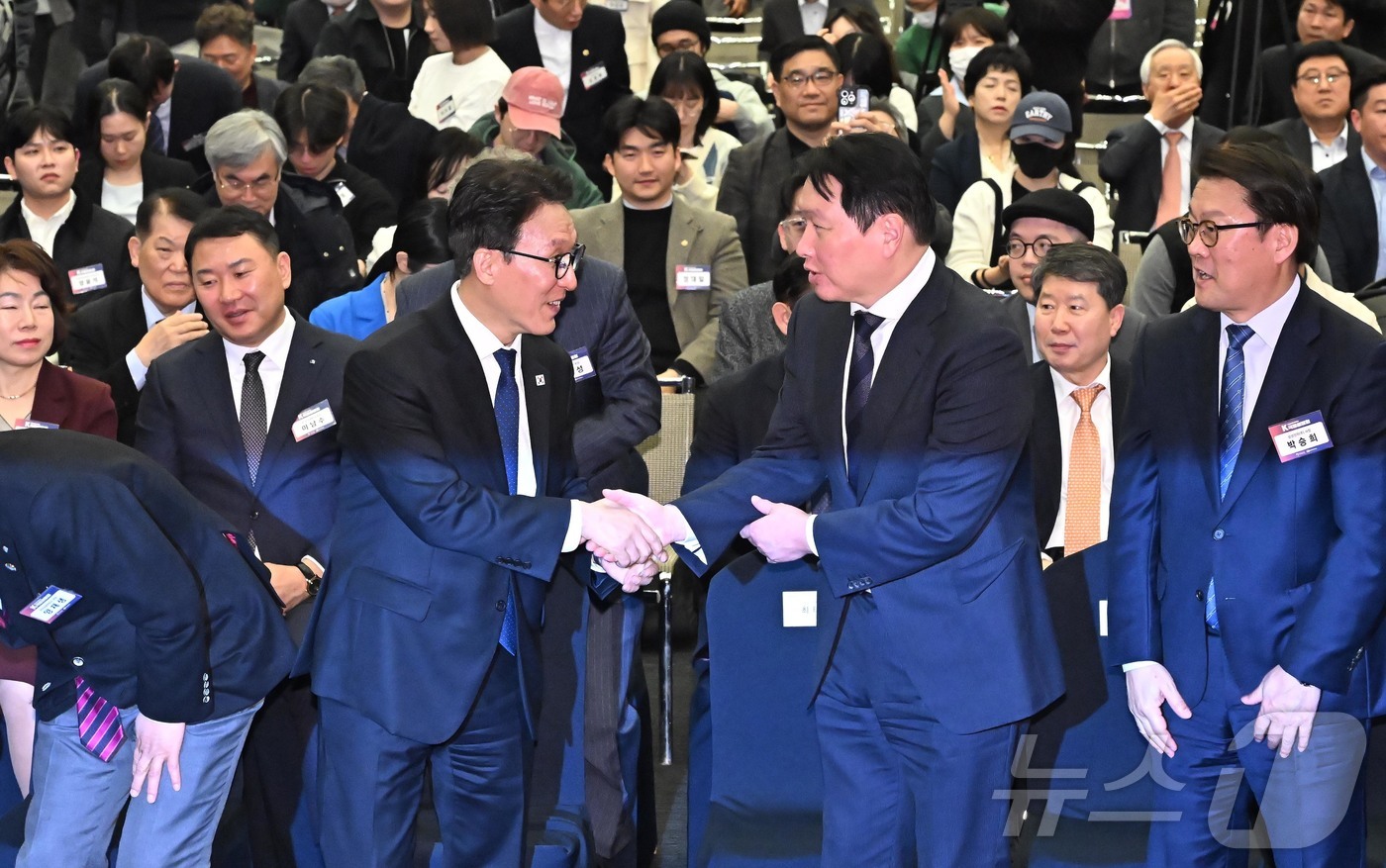 (서울=뉴스1) 박정호 기자 = 김민석 국무총리가 23일 서울 중구 대한상공회의소에서 열린 '대한상의와 함께하는 K국정설명회'에서 기념촬영 후 최태원 대한상공회의소 회장과 악수하고 …