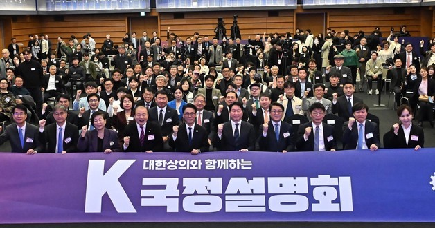 기념촬영하는 김민석 총리와 최태원 회장