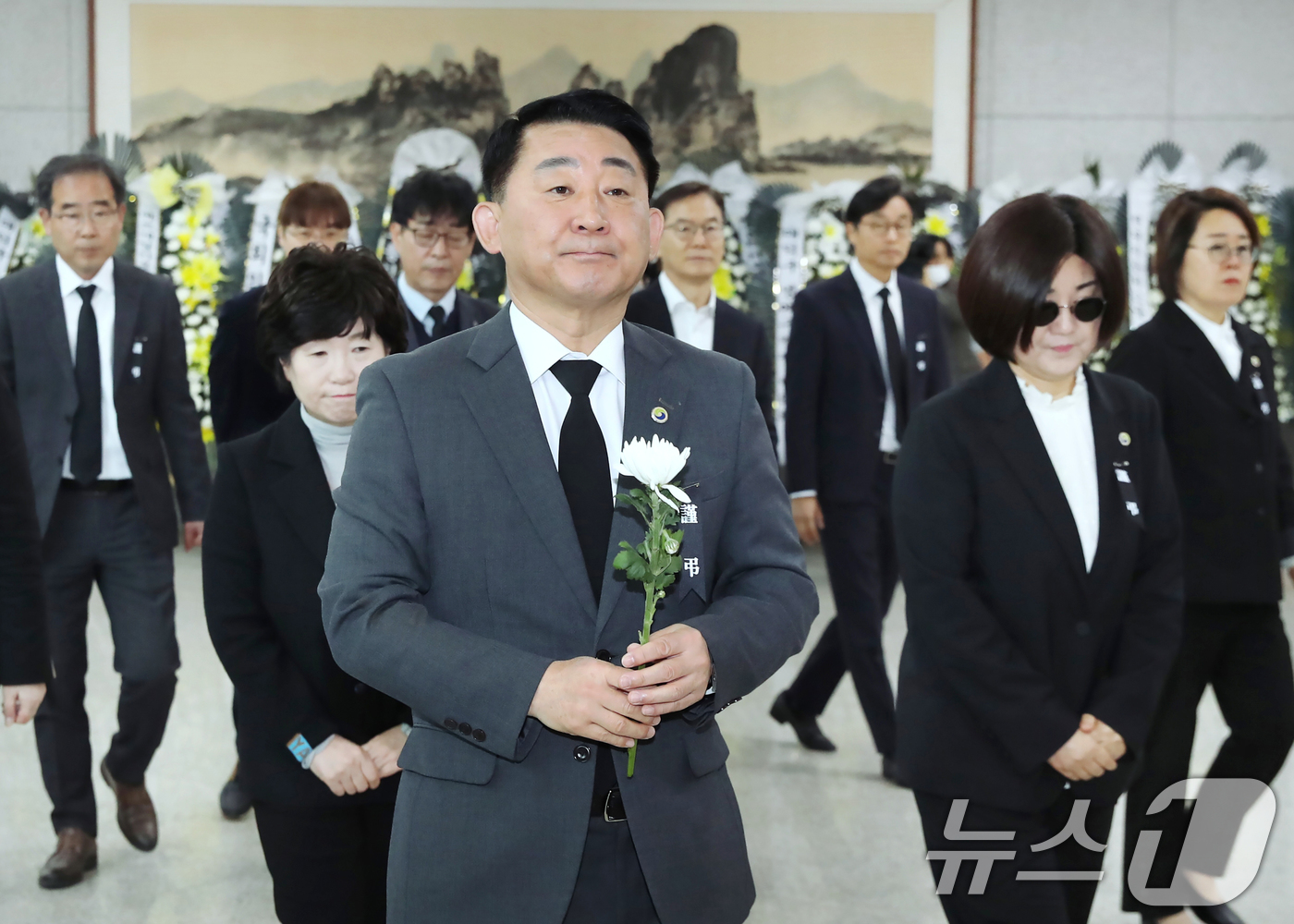 (대전=뉴스1) 김기태 기자 = 서철모 대전 서구청장이 23일 대전시청 1층에 마련된 문평동 화재 희생자 합동분향소를 찾아 조문하고 있다. 2026.3.23/뉴스1