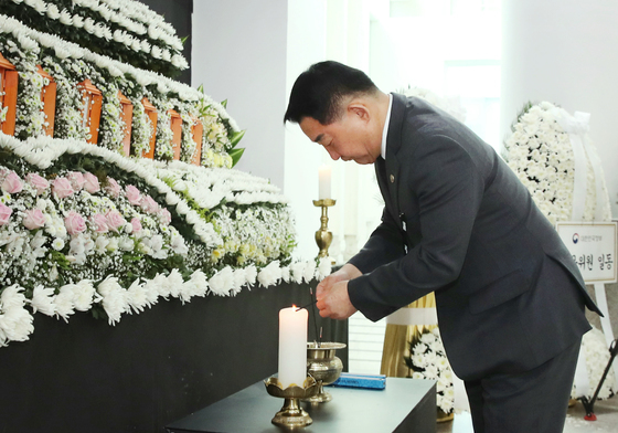 합동분향소 조문하는 서철모 서구청장