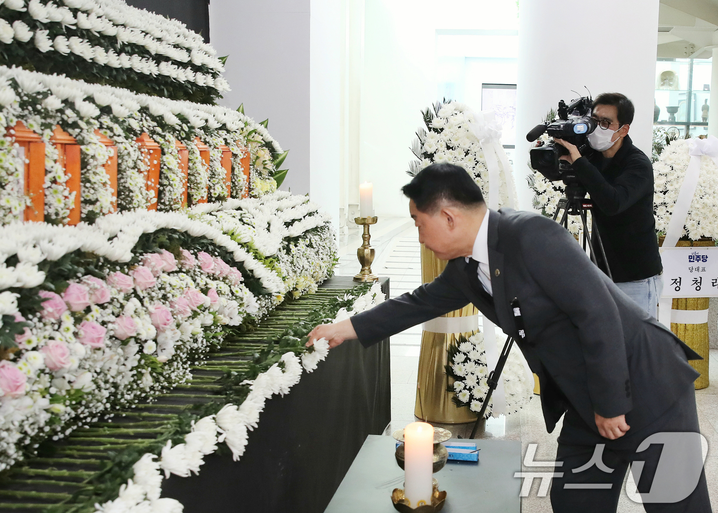 (대전=뉴스1) 김기태 기자 = 서철모 대전 서구청장이 23일 대전시청 1층에 마련된 문평동 화재 희생자 합동분향소를 찾아 조문하고 있다. 2026.3.23/뉴스1