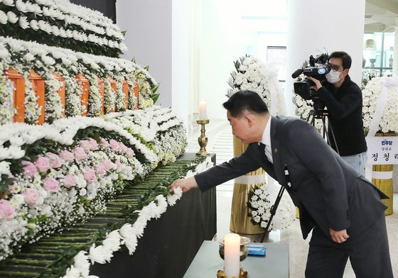 헌화하는 서철모 서구청장