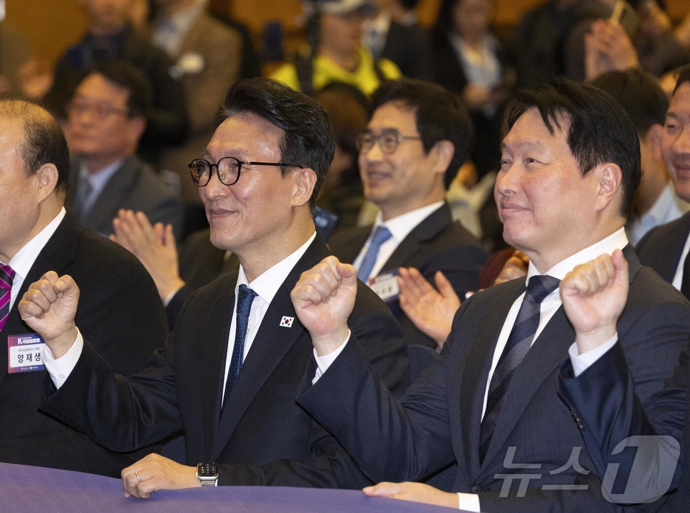 본문 이미지 - 김민석 국무총리와 최태원 대한상공회의소 회장을 비롯한 참석자들이 23일 서울 중구 대한상공회의소에서 열린 K-국정설명회를 마치고 기념촬영을 하고 있다. (공동취재) 2026.3.23 ⓒ 뉴스1 박정호 기자