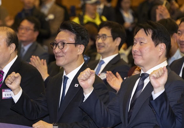 기념촬영하는 김민석 국무총리·최태원 대한상공회의소 회장