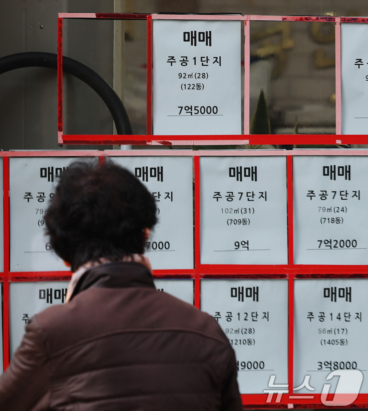 (서울=뉴스1) 오대일 기자 = 23일 서울 노원구 한 부동산에 전월세 임대 매물 대신 매매 매물 정보만 가득하다.서울 아파트 전세가격이 상승세를 보이는 가운데 대단지 아파트에서도 …