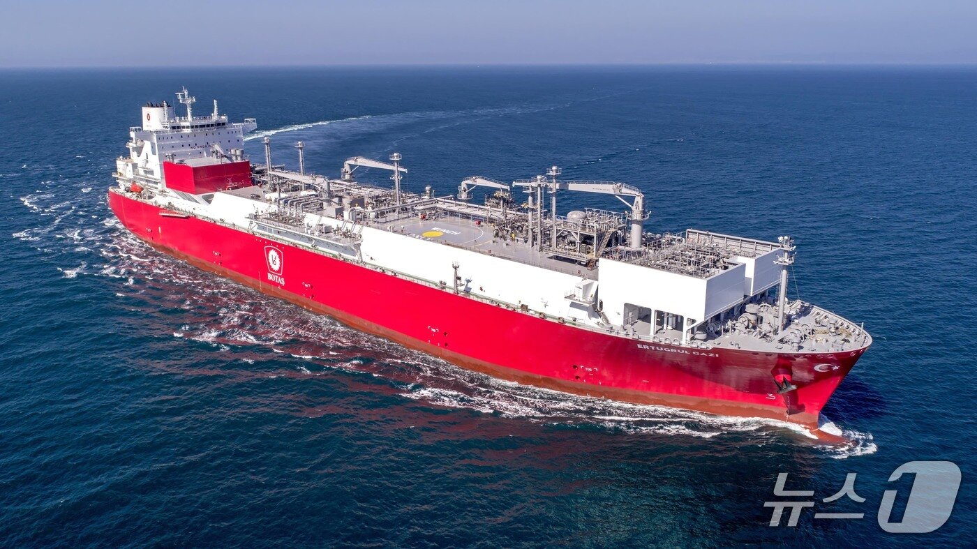 본문 이미지 - HD현대중공업이 건조한 부유식 액화천연가스 저장·재기화 설비(FSRU) (자료사진, HD현대 제공)