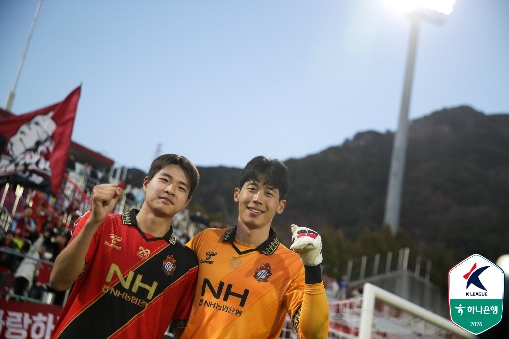 본문 이미지 - 경남 김현오(왼쪽)(한국프로축구연맹 제공) 