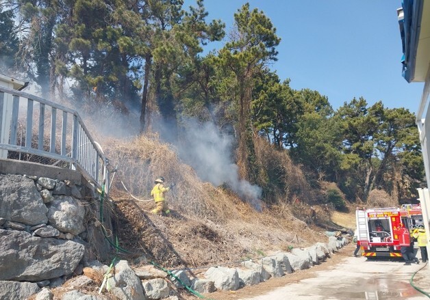 통영 용남면서 들불…담배 꽁초 추정