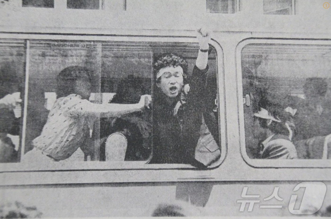 본문 이미지 - 신정훈 의원이 5·18민주화운동에 대한 미국 책임을 외치며 1985년 서울 5개 대학교 학생들과 서울 을지로 미국문화원을 점거했다 검거돼 호송되는 과정에서 호송차 문을 열고 외치고 있다.(SNS 캡쳐. 재배포 및 DB 금지)