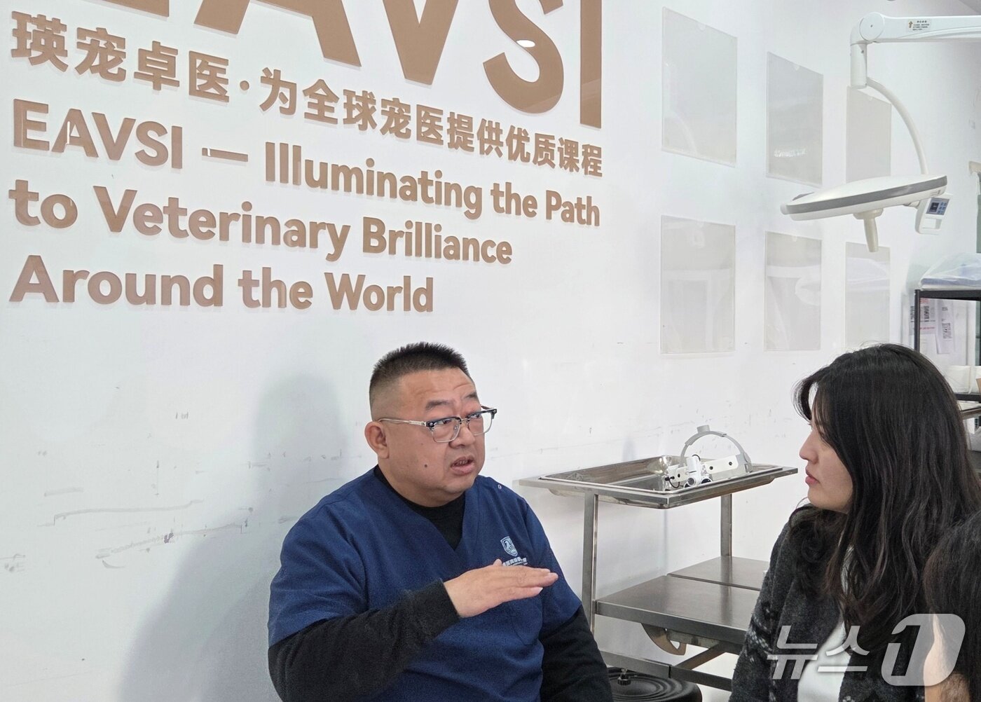 본문 이미지 - 로 웨이 EAVSI 대표가 23일 신경외과 국제 핸즈온 과정에 대해 설명하고 있다. ⓒ 뉴스1 최서윤 기자