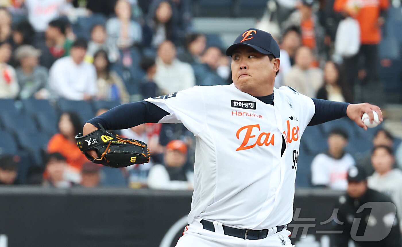 본문 이미지 - 23일 대전 한화생명볼파크에서 열린 2026 신한 SOL KBO리그 NC 다이노스와 한화 이글스의 시범경기에서 한화 류현진이 투구하고 있다. 2026.3.23 ⓒ 뉴스1 김기남 기자